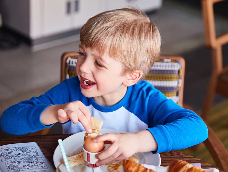 kid eating